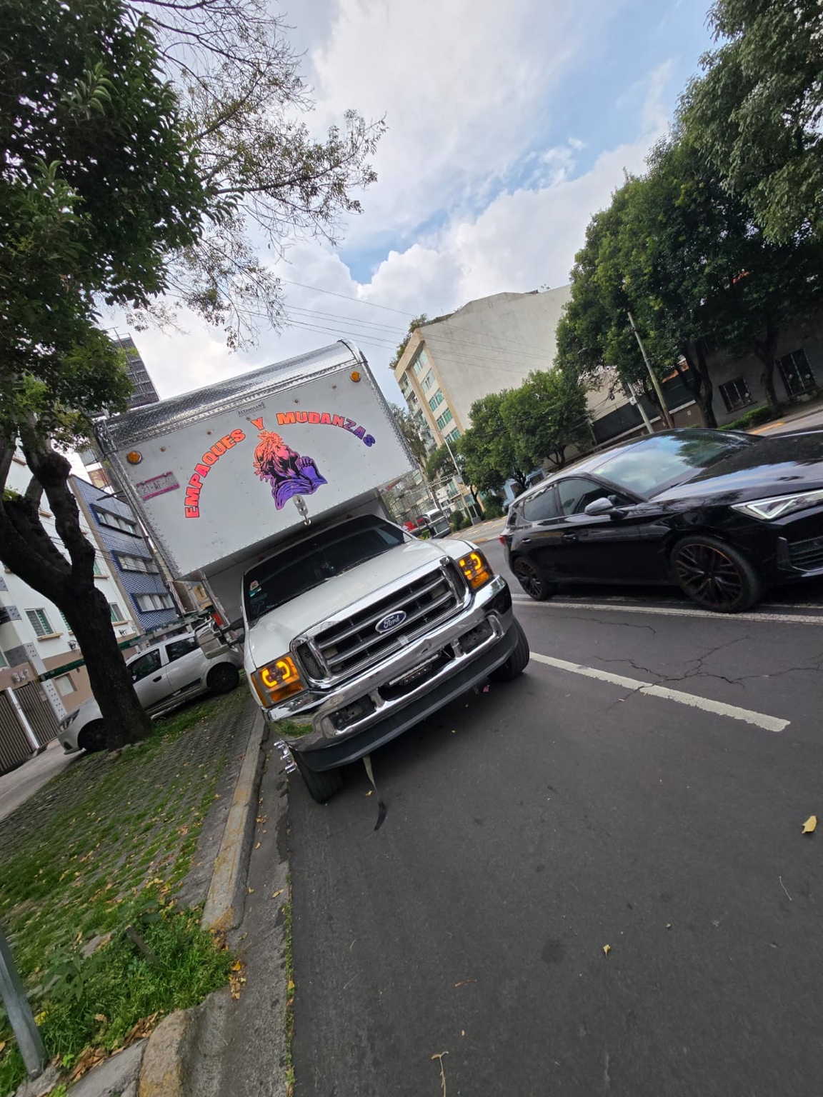 Unidad de mudanzas estacionada