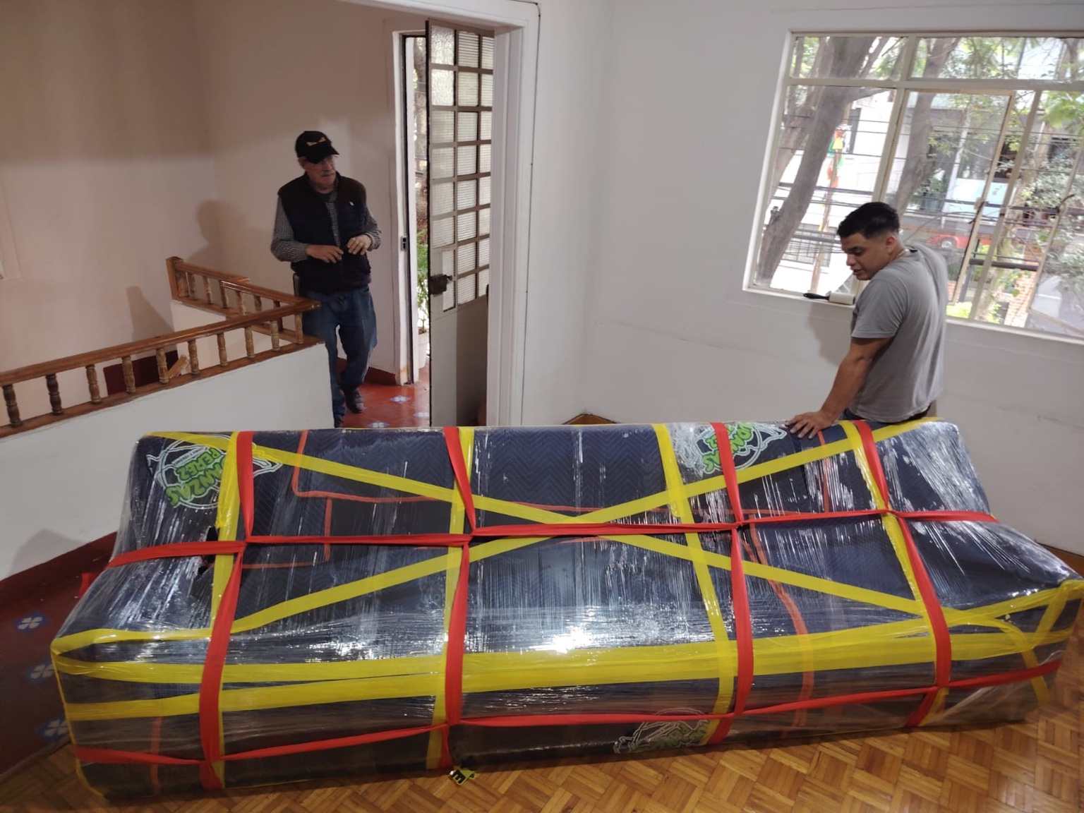 Personal trasladando mobiliario protegido
